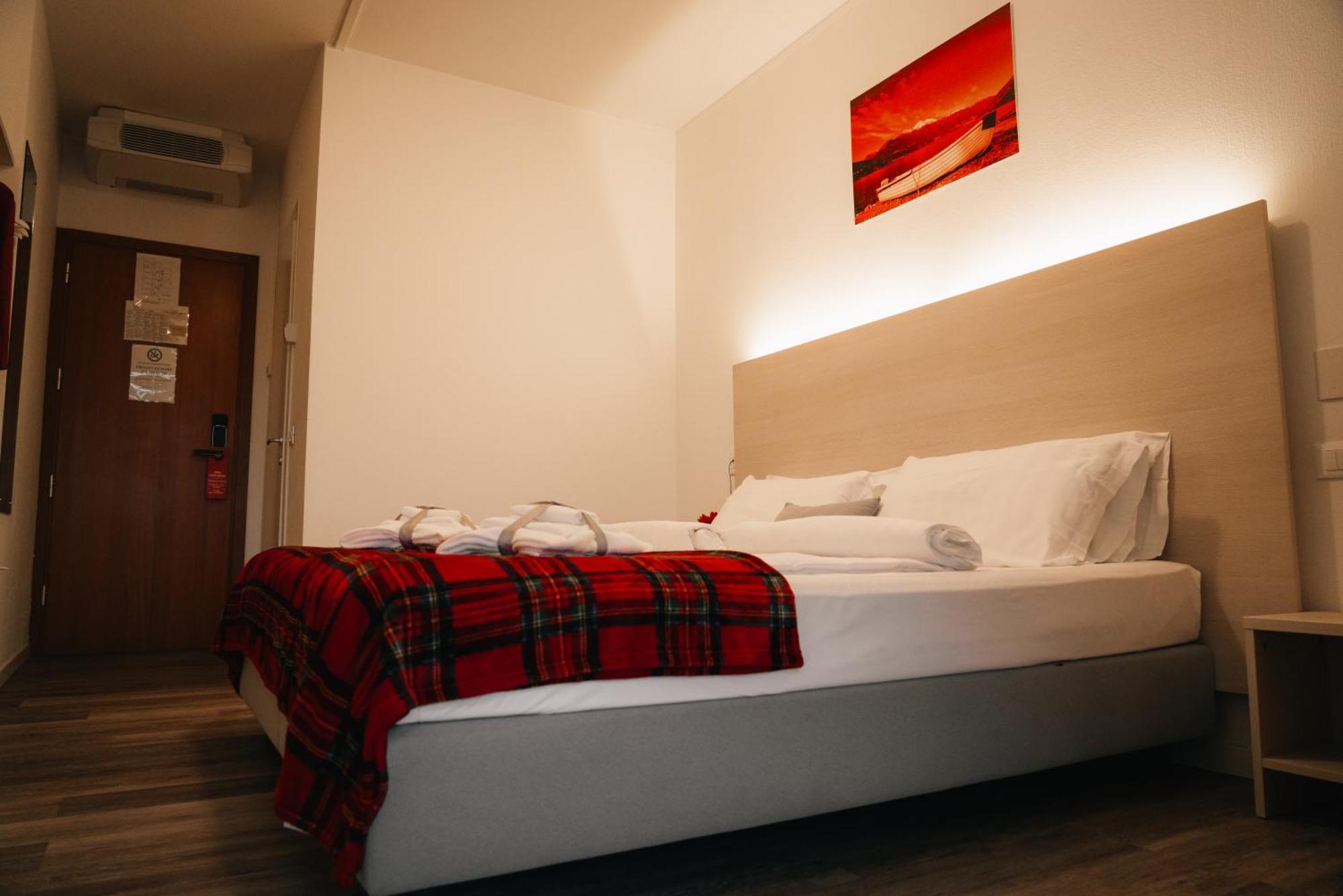 Hotel Internazionale Луино Экстерьер фото